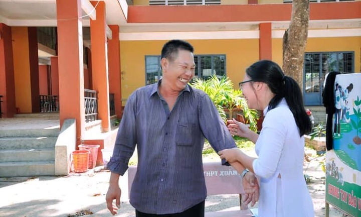 Khoảnh khắc người cha cười 'tít mắt' chụp ảnh cùng con gái ngày tổng kết gây xúc động