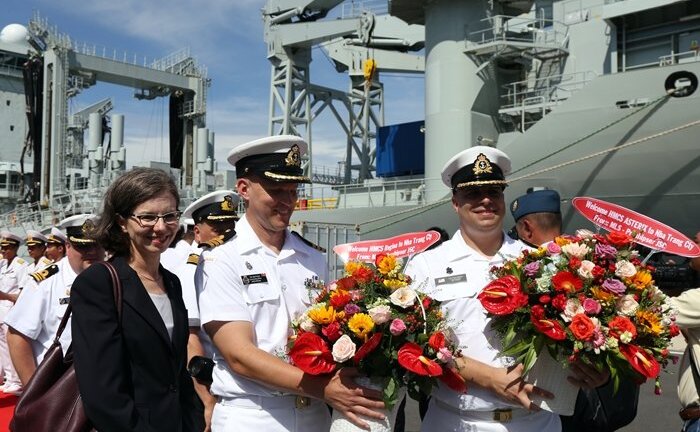 Hai tàu hải quân Canada thăm Cảng quốc tế Cam Ranh