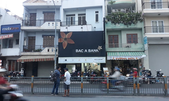 Nghi án thanh niên cầm vật giống súng xông vào ngân hàng ở TP.HCM rồi tháo chạy