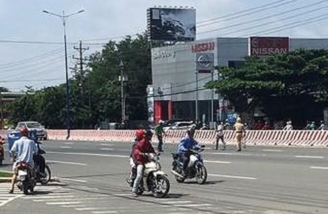 CSGT khống chế thanh niên cầm dao đe dọa người dân ở Bình Dương