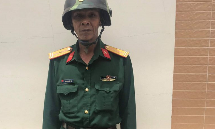 Thiếu tá quân đội “dỏm” lừa tiền bị dân bắt giao công an ở Long An