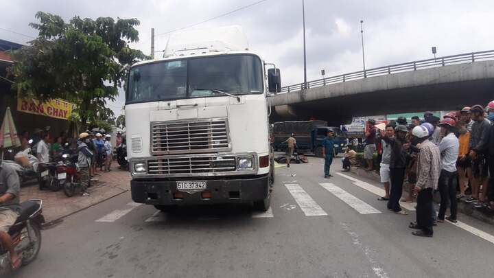 Đang dừng chờ đèn đỏ, người phụ nữ bị container cán chết ở TP.HCM