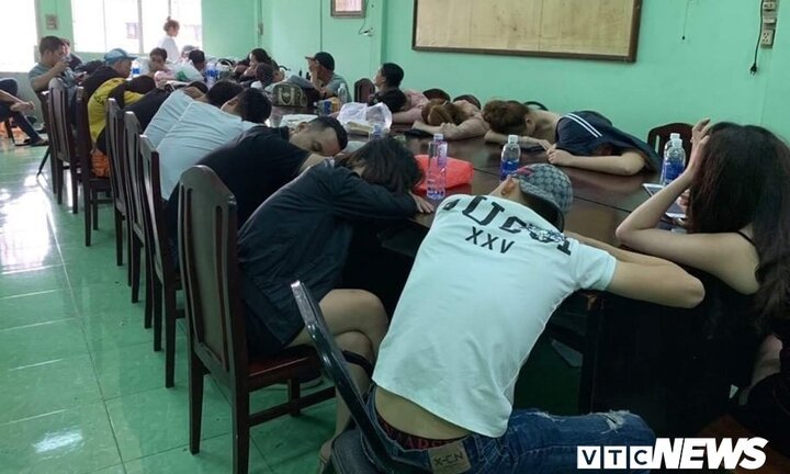 Đột kích quán bar lúc rạng sáng, phát hiện hơn 30 thanh niên nam nữ phê ma túy