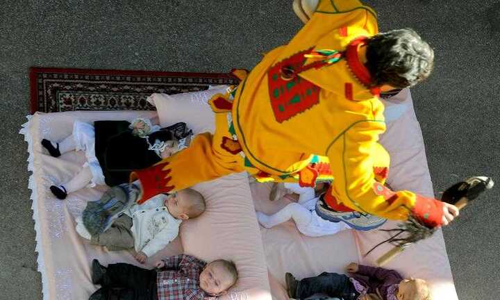 Các lễ hội nguy hiểm nhất thế giới: Thót tim xem 'ma quỷ' nhảy qua trẻ sơ sinh