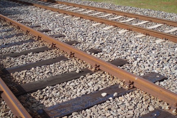 Vì sao quanh đường ray chỉ toàn đá mà không phải bê tông, đường nhựa?