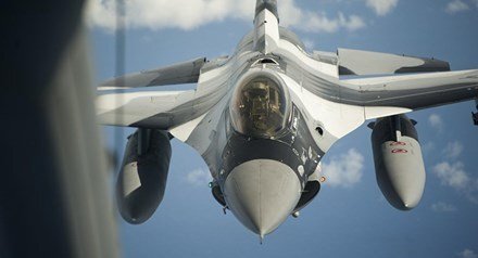 F-16 đối đầu Su-27: NATO nói ‘không biết ai trên máy bay Nga’