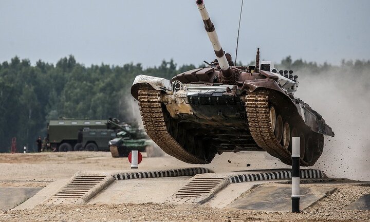 Những pha trình diễn khó tin trong giải đua xe tăng độc đáo ở Nga