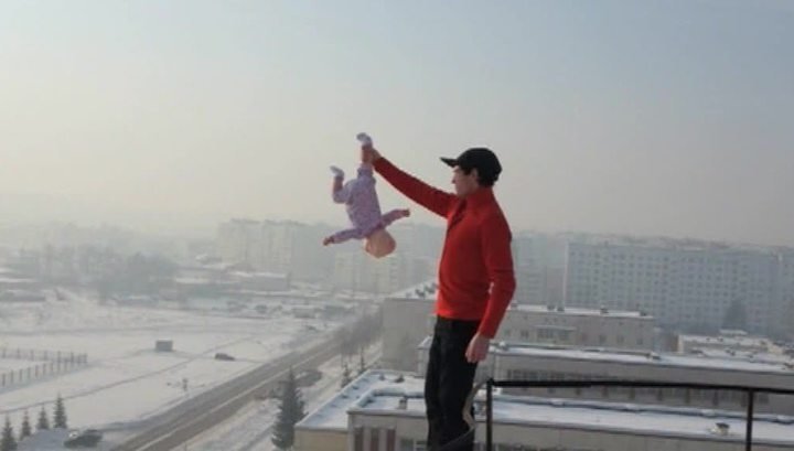 Video: Ông bố Nga nghịch dại với con nhỏ khiến dư luận bức xúc