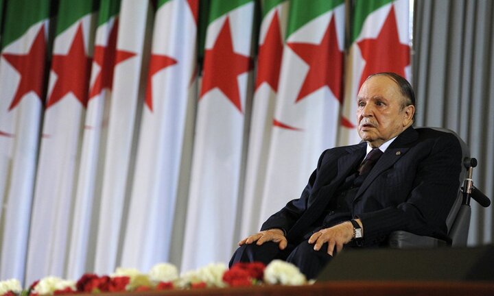 Tổng thống Algeria từ chức trước sức ép của người dân