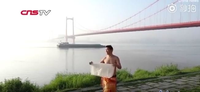 CEO Trung Quốc 11 năm bơi qua sông để đi làm