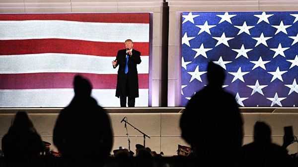 Lên bục phát biểu, ông Trump bất ngờ bị ném điện thoại