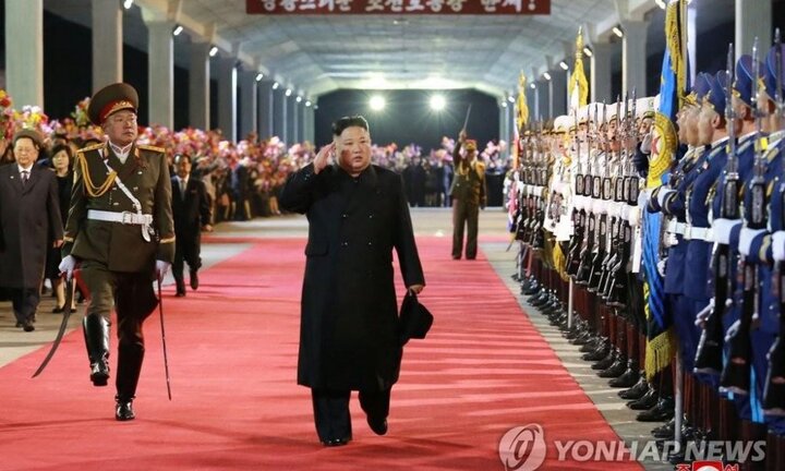 Trở về từ Nga, ông Kim Jong-un được người dân Triều Tiên chào đón long trọng
