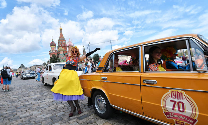 Chiêm ngưỡng 120 chiếc xe cổ 'đọ dáng' trên Quảng trường Đỏ ở Matxcơva