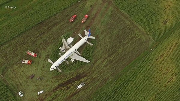 Máy bay Nga hạ cánh giữa đồng: Thủ tướng Medvedev chỉ đạo khen thưởng phi hành đoàn