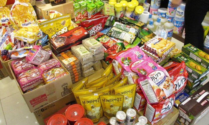 Thực phẩm xách tay tràn ngập thị trường: Lo hơn mừng