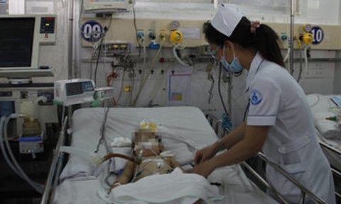 Tội nghiệp bé gái 17 tháng tuổi văng khỏi xe máy, chấn thương nặng