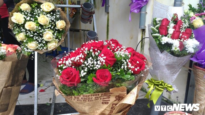 Thị trường quà tặng ngày 8/3: Giá hoa hồng tăng 'chóng mặt'