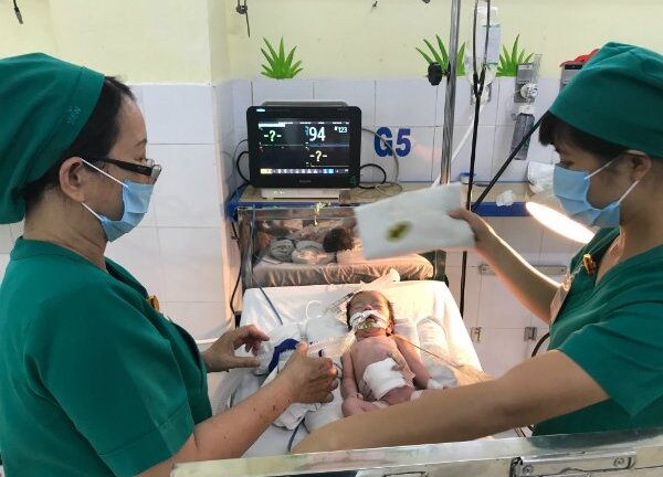 Xót lòng bé gái vừa chào đời ruột lòi ra ngoài ổ bụng