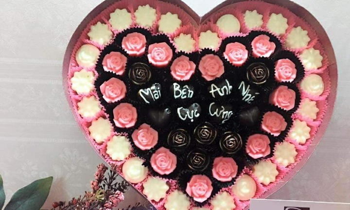 Thị trường quà Valentine trắng: Socola trắng, hoa hồng trắng được săn lùng