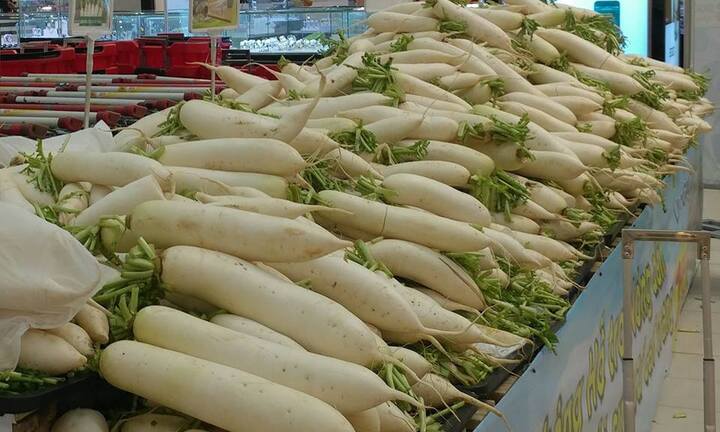 Các siêu thị đồng loạt 'giải cứu' củ cải trắng ở Hà Nội