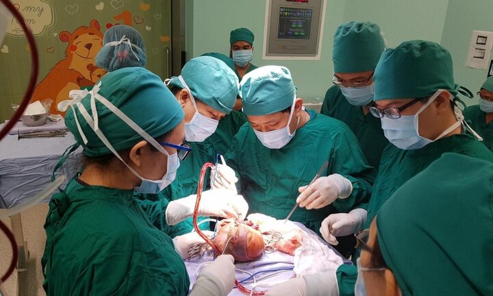 Tội nghiệp bé sơ sinh 5 ngày tuổi có khối u khổng lồ đầy tóc, lông, xương kỳ dị