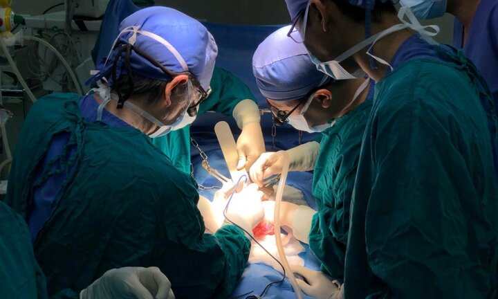 Liên tục nôn ra máu, căn bệnh hiếm gặp khiến hai bé gái suýt chết