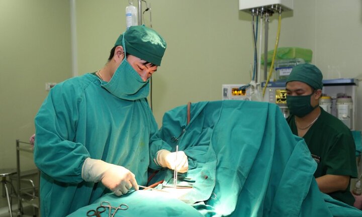 Vì sao thai nhi mới 8 tuần tuổi gây vỡ tử cung hiếm gặp?