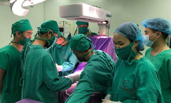 Bé gái 16 ngày tuổi suýt chết do mắc khối u hiếm gặp