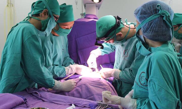 Bé 20 ngày tuổi nổi vân tím khắp người, sốt cao từng cơn suýt chết