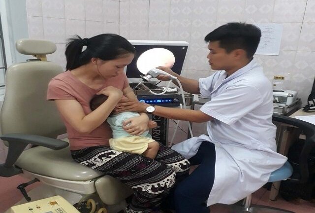 Y tá ‘lỡ tay’ cho uống cả lọ vắc xin: Sức khỏe của bé trai 3 tháng tuổi giờ ra sao?