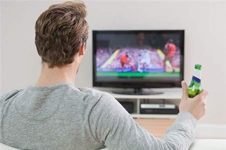 Vợ than trời vì bị chồng bỏ rơi giữa mùa World Cup 2018