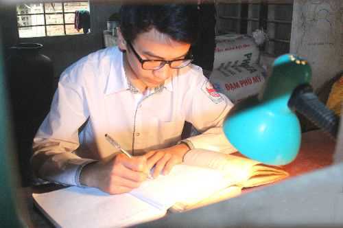 Cảm phục nghị lực phi thường của thủ khoa nhà nghèo, thân mang trọng bệnh