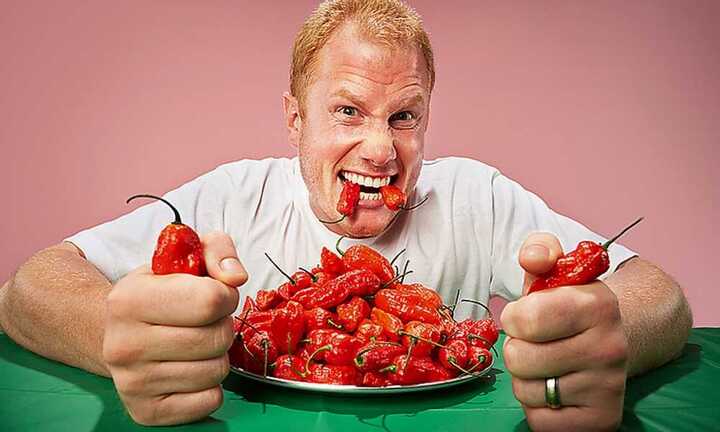 Ăn ớt cay nhất thế giới, người đàn ông bị đau đầu như búa bổ, phải cấp cứu