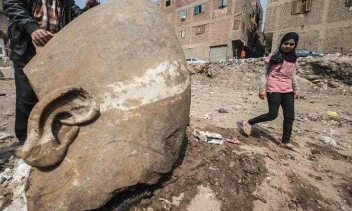 Cận cảnh bức tượng pharaoh cao 8m dưới khu ổ chuột Cairo