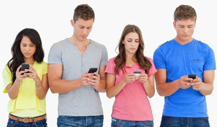 Chuyên gia cảnh báo: Chỉ cần nhìn xuống điện thoại quá nhiều cũng làm hỏng xương sống