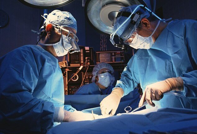 Quá cuồng nhiệt với vợ, chồng bị gãy 'của quý'