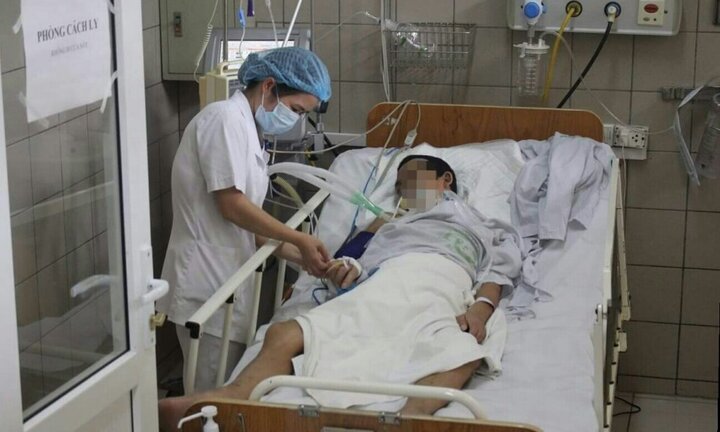 Thợ săn 3 lần bị rắn độc cắn suýt chết vẫn đi bắt rắn