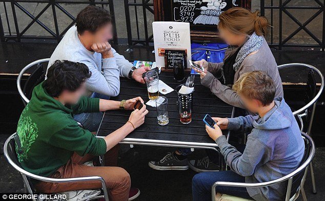 Bố mẹ đang hại con mình bởi cho chơi smartphone quá sớm