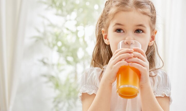 Vì sao trẻ dưới 1 tuổi không nên uống nước trái cây?