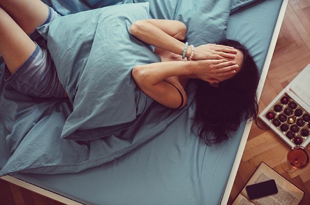 Ít ngủ khiến não tự ăn mòn