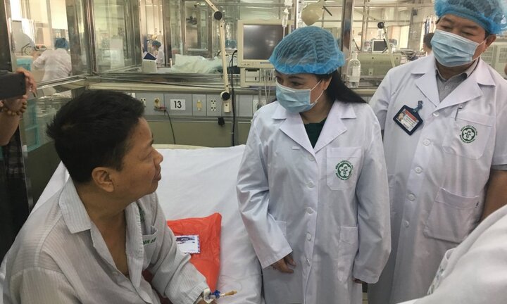 Sốc phản vệ ở Hòa Bình: Bệnh nhân chạy thận 'chia sẻ nỗi niềm' với Bộ trưởng Bộ Y tế