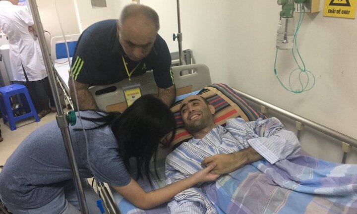 Thương cảm thầy giáo nước ngoài dạy tiếng Anh cho trẻ nghèo mắc ung thư máu