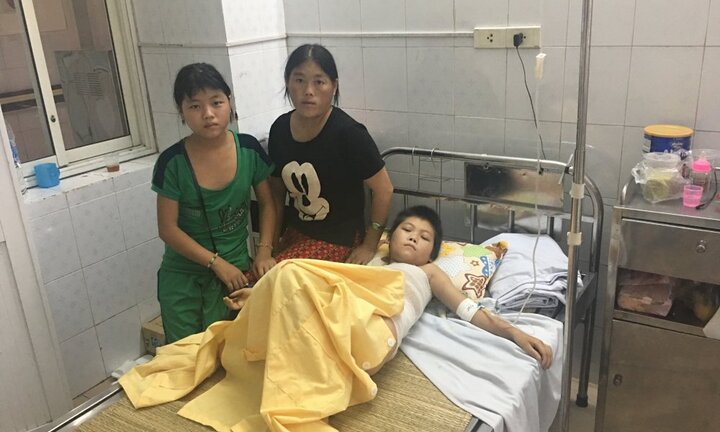 Bị bạn ép trèo lên cột điện, cháu bé dân tộc Mông bỏng nặng