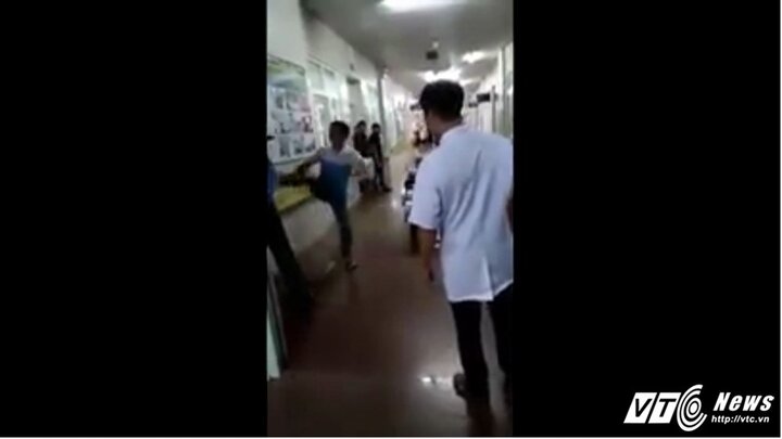 Ninh Bình: Công an điều tra người đàn ông đạp bảo vệ, hành hung bác sĩ