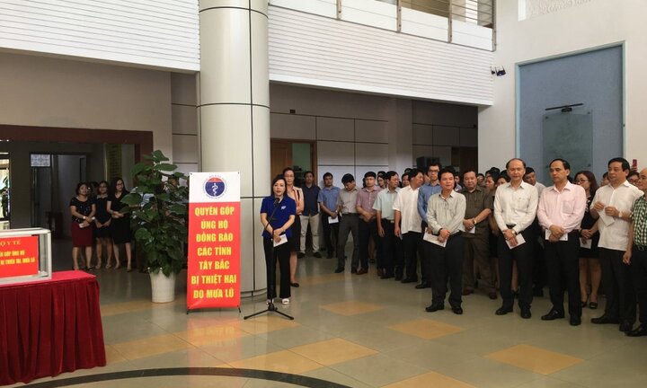 Bộ Y tế quyên góp ủng hộ đồng bào thiên tai, bão lũ