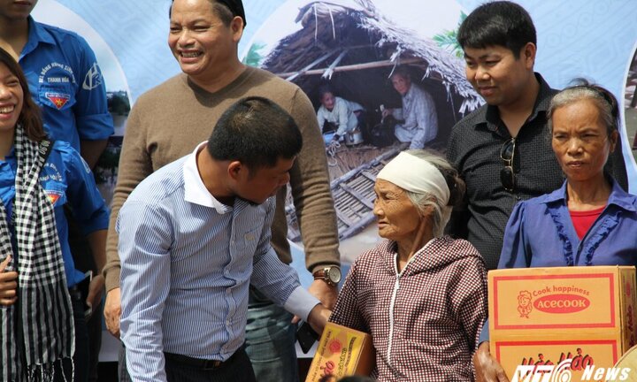 Doanh nhân Thanh Hóa trao hơn 1.000 suất quà cho người dân vùng lũ