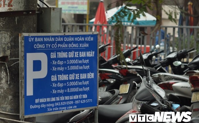 Giá gửi xe ô tô ở Hà Nội tăng gấp 2-3 lần: Nhà nhà chuyển sang đi xe máy?