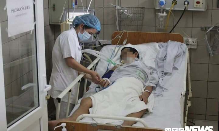 Phát hiện cơ sở sản xuất cồn chứa methanol gây chết người giữa Thủ đô