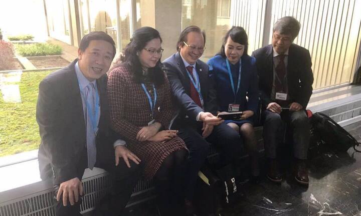 Bộ trưởng Bộ Y tế tranh thủ giờ nghỉ họp, hào hứng xem U23 Việt Nam đá bóng