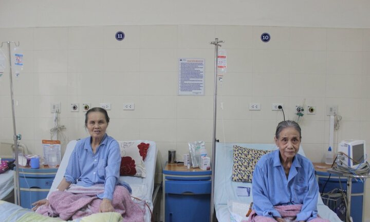 Hai cụ bà cùng độ tuổi, cùng quê, cùng căn bệnh và cùng được phẫu thuật thành công